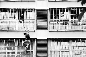 小偷盜8樓被發現 欲逃被圍堵蹲4樓防盜窗7小時