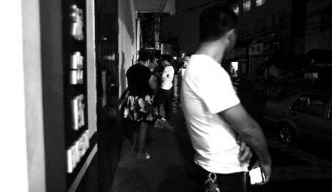 通過聊天軟件陌陌，男子小黃認識了女孩小李，兩三天后，兩人就住到了一起。但好景不長，兩人在一起僅過了十幾天，戀愛關系即破裂，小黃稱曾給小李花了一萬余元。日前，小黃以詐騙為由將小李帶到派出所。