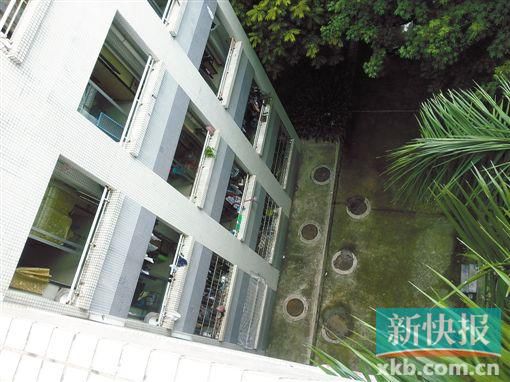 據目擊者稱,當時墜樓者躺在右排中、下兩個井蓋中間附近。 據目擊者稱,當時墜樓者躺在右排中、下兩個井蓋中間附近。