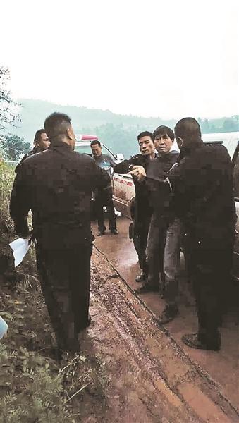 索瑪基金會理事長黃紅斌被當地森林公安帶走 索瑪基金會理事長黃紅斌被當地森林公安帶走