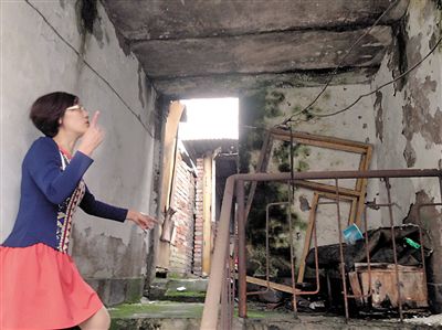 樓頂的墻壁被水浸得霉菌遍布 樓頂的墻壁被水浸得霉菌遍布