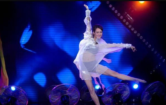 閆博雅此前節目中穿透視裝熱舞