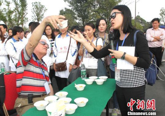 圖為外國友人品嘗揚州炒飯。　崔佳明　攝