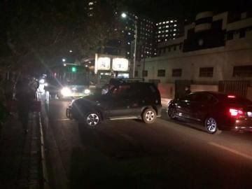 10月22日被推到路面的車攔住了公交車。（圖據網絡）