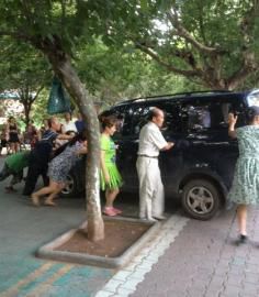 今年夏天壩壩舞成員將一輛小車推向公路。（圖據網絡）