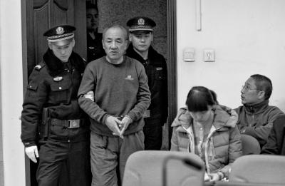 老漢不滿(mǎn)離婚判決公交上縱火 稱(chēng)去法院太費(fèi)勁