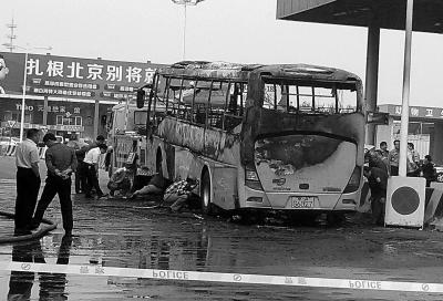 老漢不滿(mǎn)離婚判決公交上縱火 稱(chēng)去法院太費(fèi)勁