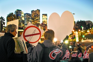 　14日，在美國首都華盛頓白宮外，民眾舉行燭光集會，悼念當日康涅狄格州桑迪胡克小學槍擊案遇難者，呼吁
