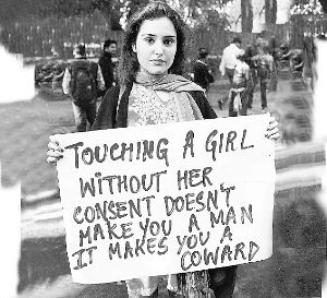 一名印度女孩抗議強(qiáng)奸暴行。