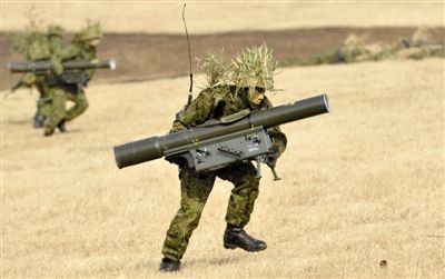 “作戰(zhàn)” 1月13日，日本自衛(wèi)隊(duì)一隊(duì)員在新年軍演中手持武器，發(fā)動(dòng)進(jìn)攻。媒體尚未公布1月22日的美日聯(lián)合軍演圖片。