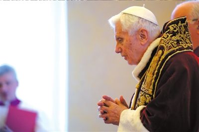 ?11日，本篤十六世出席主教會(huì)議，宣布將于本月28日退位。圖/CFP