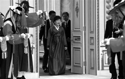 2月25日,韓國首爾,韓國首位女總統樸槿惠身著傳統韓服出席晚宴。 2月25日,韓國首爾,韓國首位女總統樸槿惠身著傳統韓服出席晚宴。