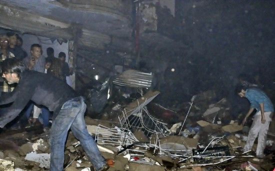 3月3日，在巴基斯坦南部城市卡拉奇，救援人員在爆炸現場工作。