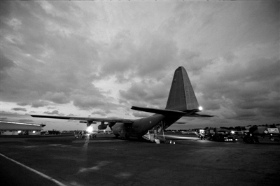 3月23日,中非共和國首都班吉,從加蓬首都利伯維爾出發的法國增援部隊共計200名士兵抵達班吉國際機場 3月23日,中非共和國首都班吉,從加蓬首都利伯維爾出發的法國增援部隊共計200名士兵抵達班吉國際機場