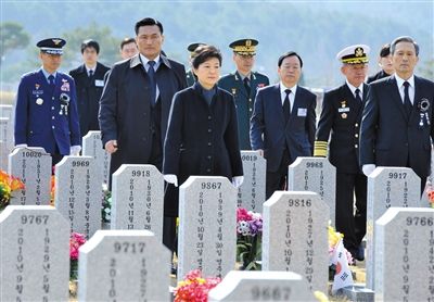 26日，韓國總統(tǒng)樸槿惠參加“天安”艦事件3周年紀(jì)念活動，悼念在事件中身亡的韓國士兵。