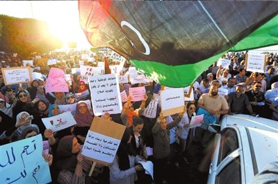 10日，利比亞首都的黎波里，當地市民在利比亞外交部外示威，抗議“政治隔離法”。圖/東方IC