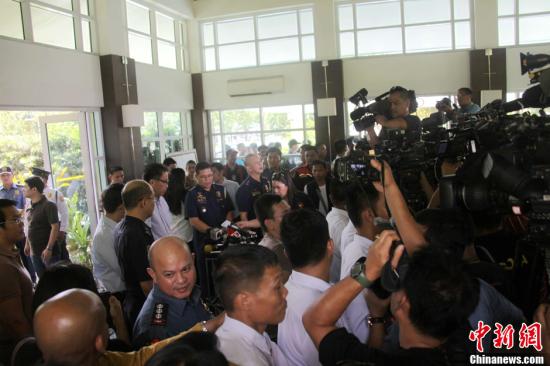 　　6月1日，菲律賓內政部長羅哈斯在菲國家警察部隊司令普里斯馬等人陪同下召開記者會，介紹環球城公寓樓