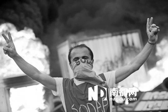 5月31日，土耳其示威者在伊斯坦布爾市中心的塔克西姆廣場抗議政府拆除加濟公園的計劃。