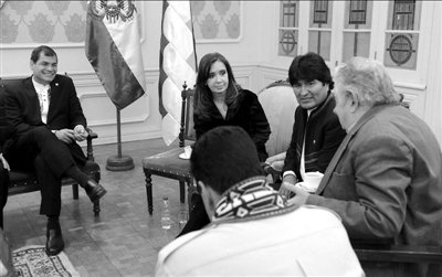 7月4日，科雷亞、克里斯蒂娜、莫拉萊斯、穆?？榜R杜羅（左起順時(shí)針?lè)较颍﹨⒓訒?huì)議。新華社發(fā)