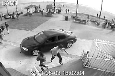監控錄像截屏圖：3日，美國洛杉磯市，一輛汽車沖進威尼斯海灘棧道上的人群。圖/東方IC