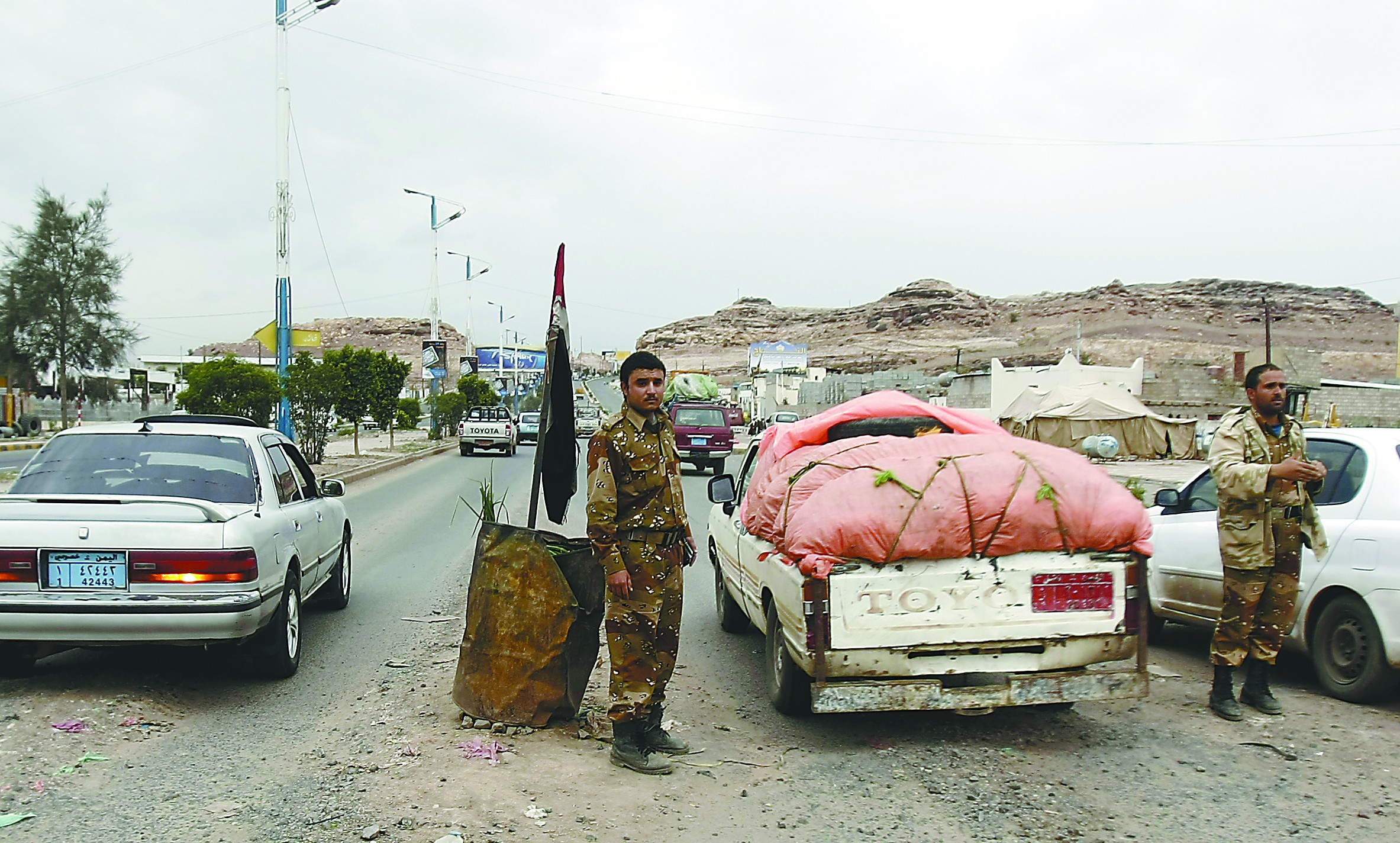 當(dāng)?shù)貢r(shí)間4日，在也門(mén)首都薩那，安全人員在通往美國(guó)大使館的路上設(shè)置檢查站檢查過(guò)往車(chē)輛。