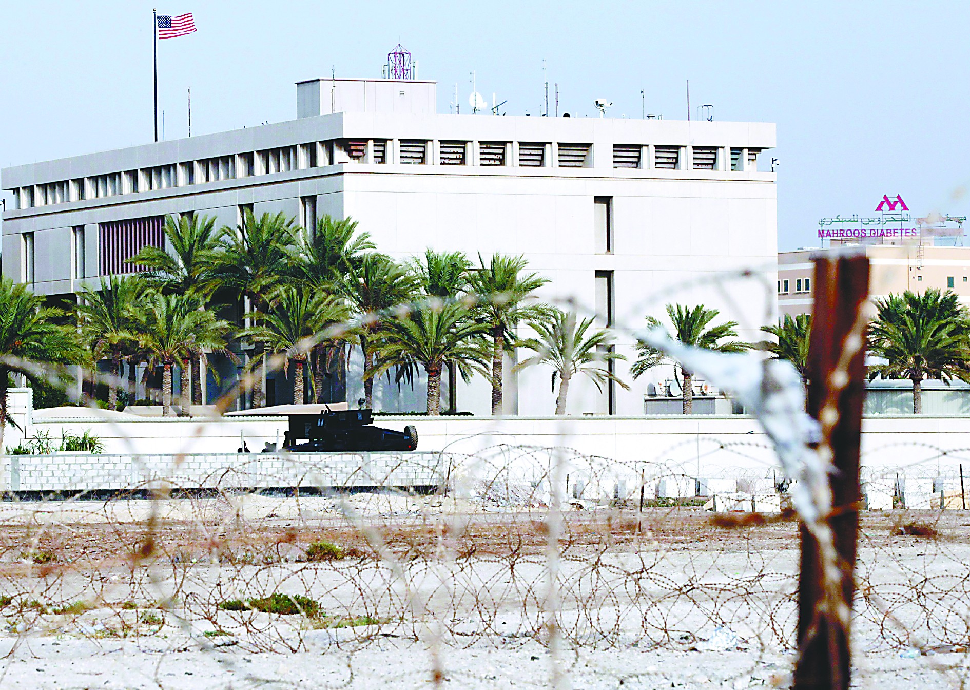 當(dāng)?shù)貢r(shí)間4日，在也門(mén)首都薩那，安全人員在通往美國(guó)大使館的路上設(shè)置檢查站檢查過(guò)往車(chē)輛。