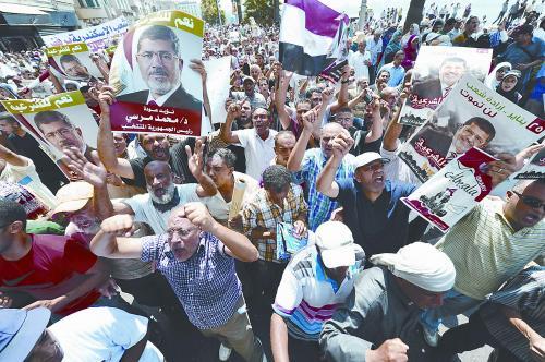 16日,穆爾西的支持者進行“憤怒的星期五”大游行,抗議軍方清場行動造成嚴重人員傷亡。 16日,穆爾西的支持者進行“憤怒的星期五”大游行,抗議軍方清場行動造成嚴重人員傷亡。
