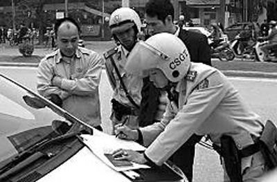 越南交警在開罰單。 越南交警在開罰單。