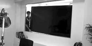 工作人員將超高清屏幕裝在墻壁上 工作人員將超高清屏幕裝在墻壁上