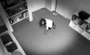 求職者在黑暗的辦公室中驚恐摸索 求職者在黑暗的辦公室中驚恐摸索