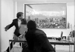 超高清屏幕上出現(xiàn)隕石撞擊城市樓群的場景,蒙在鼓里的求職者以為發(fā)生了真實的末日災難 超高清屏幕上出現(xiàn)隕石撞擊城市樓群的場景,蒙在鼓里的求職者以為發(fā)生了真實的末日災難