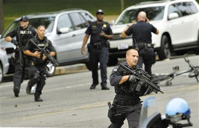 3日,案發現場,持槍警察在奔跑。