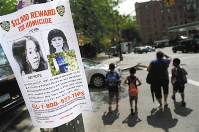 2013年7月23日，貼在紐約街頭的征詢線索傳單，這天是“希望寶寶”被發現遇害的日子，每年這天警方都