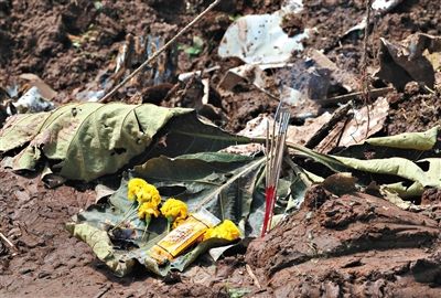 失事現場,有人擺上鮮花放上香燭表示悼念。