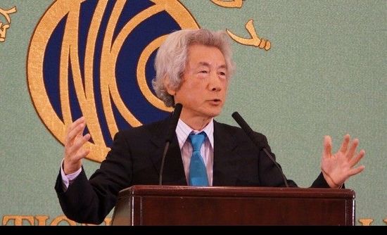 日本前首相小泉純一郎11月12日發表演說，支持安倍晉三對中國強硬，并鼓動其參拜靖國神社。