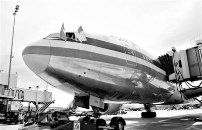 2011年4月5日，美國航空公司為洛杉磯至上海首條直飛航線的開通舉行剪彩儀式。目前，美國航空、美國聯(lián)合航空和達美航空已經(jīng)向中國提交了飛行計劃。