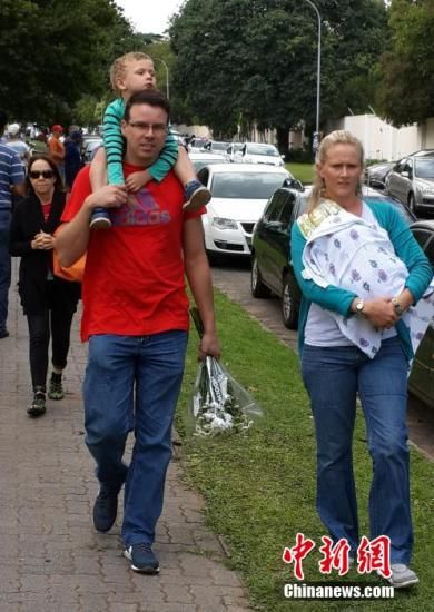 圖為一個白人家庭,由父母帶著孩子到曼德拉家門外悼念。中新社發(fā) 宋方燦 攝 圖為一個白人家庭,由父母帶著孩子到曼德拉家門外悼念。中新社發(fā) 宋方燦 攝