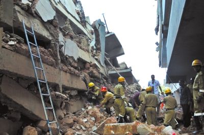 4日，印度卡納科納，救援人員正在搜尋被掩埋的幸存者和遇難者遺體。圖/東方IC