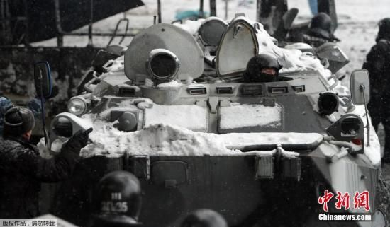 圖為烏克蘭警方派出裝甲車駛向抗議人群。 圖為烏克蘭警方派出裝甲車駛向抗議人群。