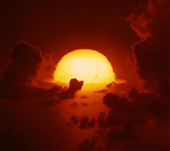 1961年，南太平洋上空，氫彈爆炸后的大火球開始擴(kuò)散。