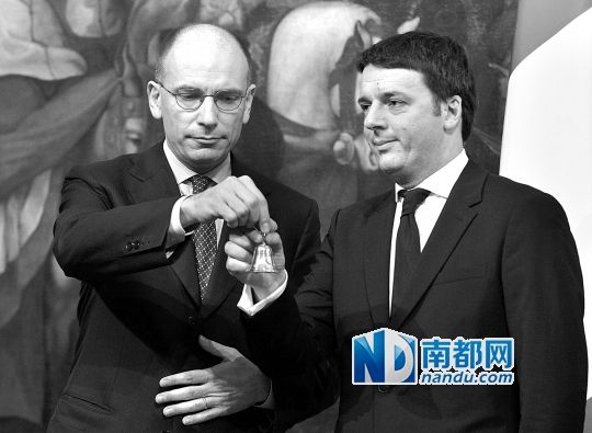 2月22日,在意大利羅馬總理府,新任總理馬泰奧·倫齊(右)與前任總理恩里科·萊塔舉行交接儀式。 2月22日,在意大利羅馬總理府,新任總理馬泰奧·倫齊(右)與前任總理恩里科·萊塔舉行交接儀式。