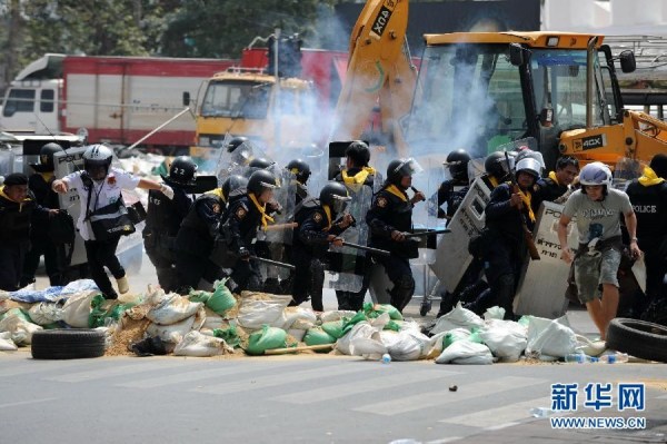 當地時間2月18日，泰國曼谷警方與示威者發生沖突。