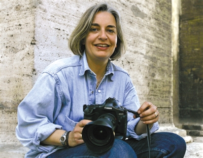 4日，安雅·尼德林豪斯在報道阿富汗大選期間被槍殺。