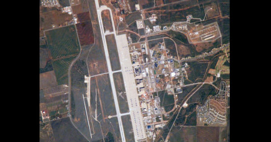 美國一架客機因機艙壓力異常緊急迫降(圖) 美國一架客機因機艙壓力異常緊急迫降(圖)