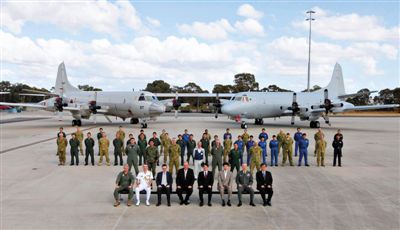 4月29日，參與搜尋馬航失聯客機的多國軍人和軍機在珀斯皮爾斯空軍基地合影。5月1日，馬航宣布搜尋進入新階段，重點將借助不同技術擴大海底搜尋。