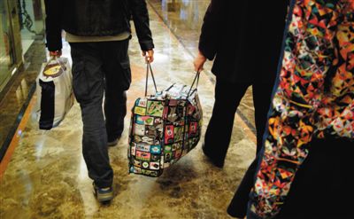 5月2日，馬航乘客家屬離開麗都飯店。當日，麗都飯店二層家屬區正式關閉，大部分家屬返鄉。