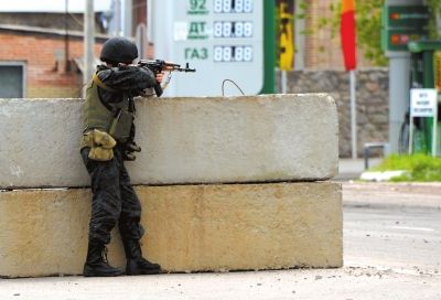 　5日，在烏東部城市斯拉維揚斯克附近，一名烏克蘭士兵守衛(wèi)一處檢查站。