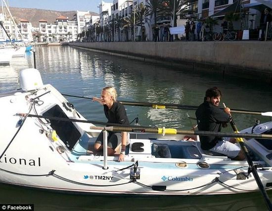 男女主角與他們的“小伙伴”，名叫“馬迪巴精神”的皮劃艇。