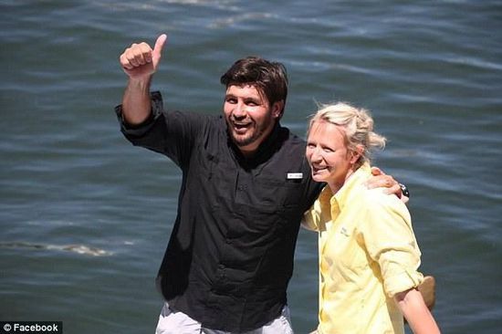 抵達邁阿密時，曼瑟驕傲地豎起了大拇指。