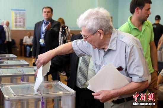 　5月25日，一名烏克蘭選民把填好的選票投入選票箱。